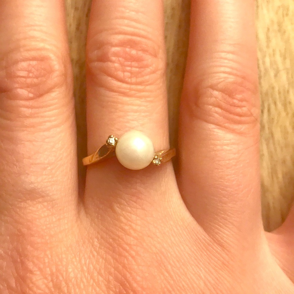 Pearl and diamond yellow gold ring